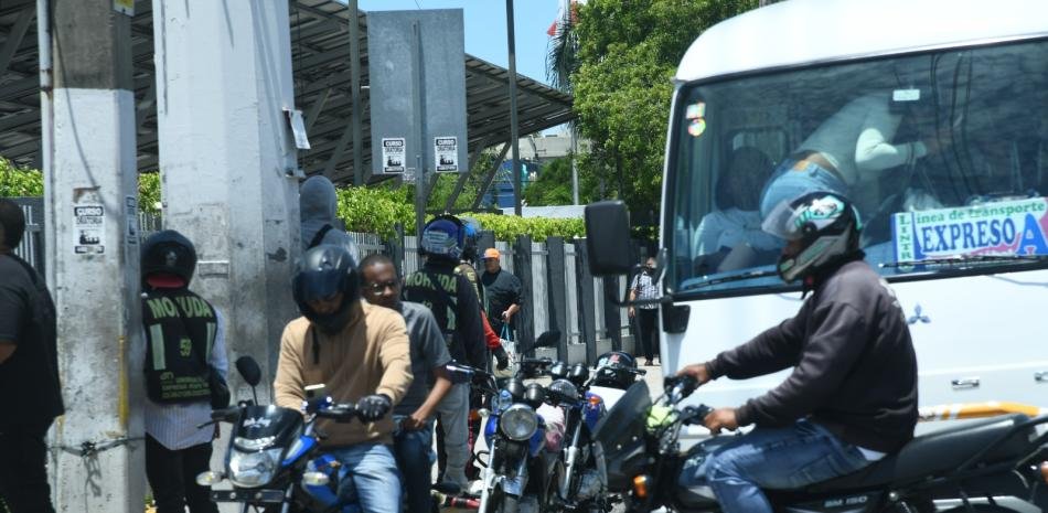 Paradas de motoconchos se expanden sin control y exponen una regulación que las autoridades siguen sin responder