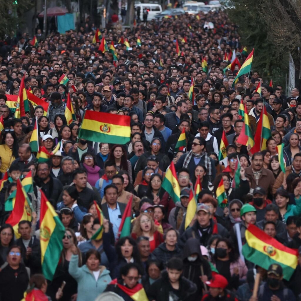 Protestas en Bolivia exigen frenar bloqueos tras más de dos semanas de desabastecimiento y presión sobre La Paz