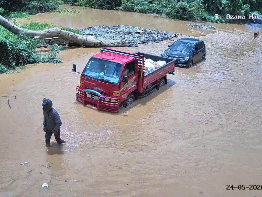 Crecida del río mantiene en riesgo el puente entre Hacienda Estrella y La Luisa, en Monte Plata