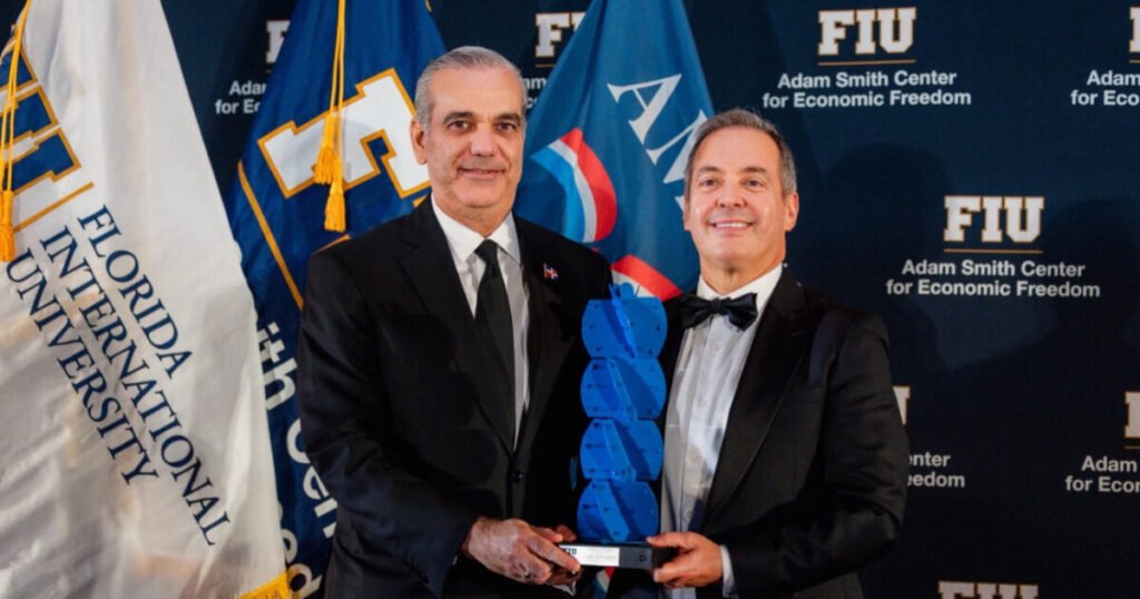 Abinader recibe en Miami el premio Champion of Freedom y llama a defender la libertad