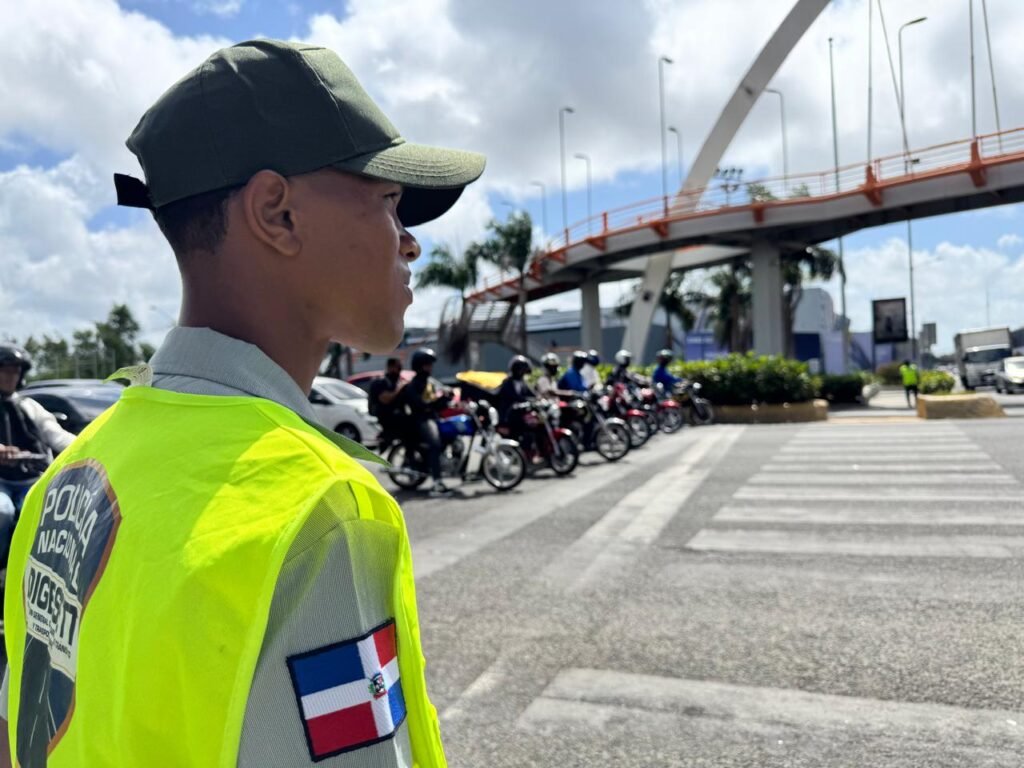 DIGESETT refuerza cruces del Gran Santo Domingo con más agentes ante la presión del tráfico