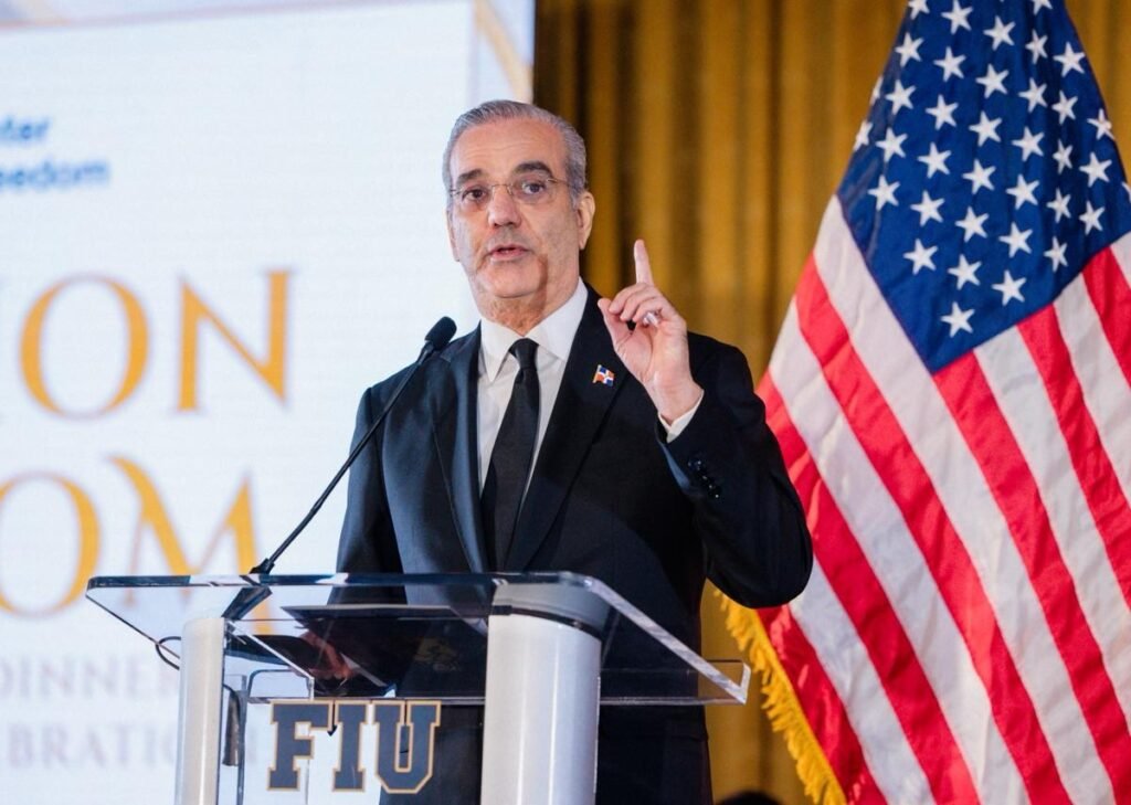 Abinader alerta en Florida sobre los riesgos de ceder libertad por seguridad y recibe premio de la FIU