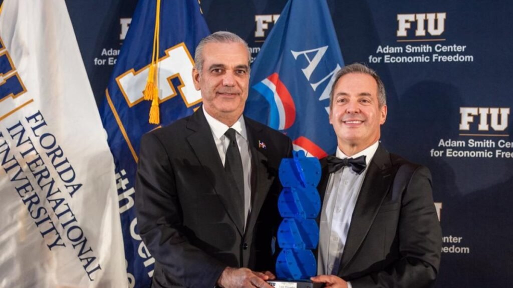 Abinader recibe en FIU el premio Champion of Freedom Award y defiende la libertad como una tarea permanente