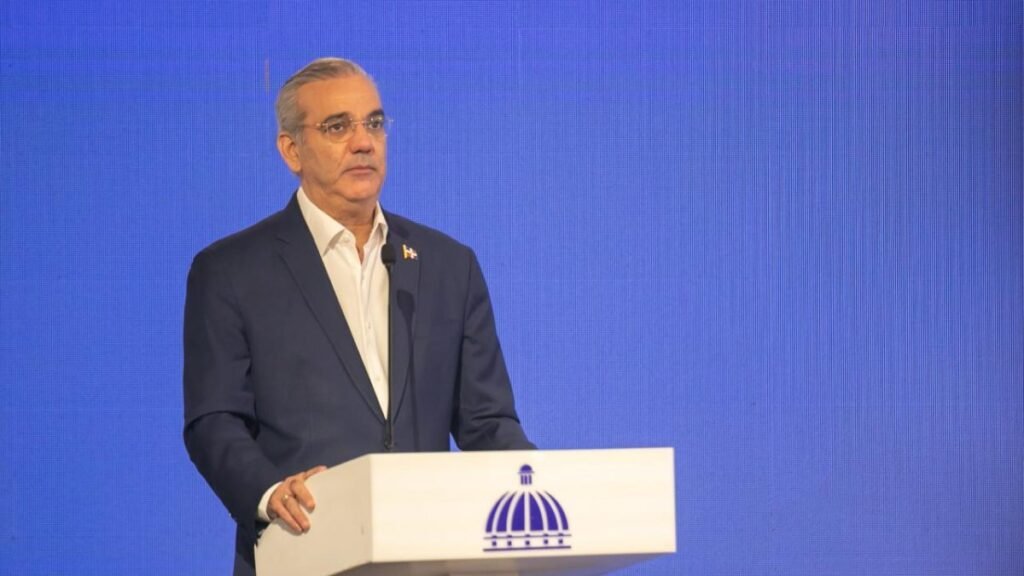 Abinader presenta permiso digital para menores y expone el rezago de los trámites estatales
