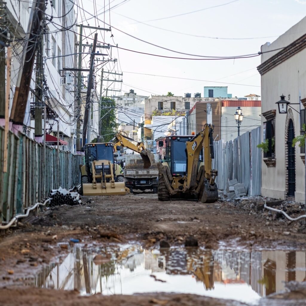 Comerciantes de El Conde piden a Omar Fernández intervenir por retrasos en el remozamiento de la Zona Colonial: puntos clave