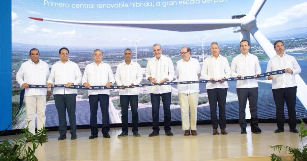 Abinader inaugura en Esperanza una central renovable que mezcla eólica y solar