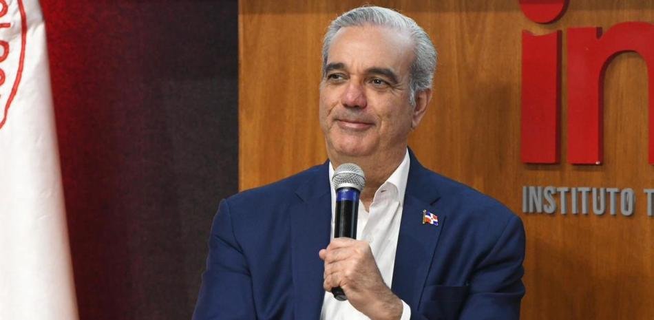Abinader extiende hasta 2032 la promesa de resolver la crisis eléctrica en medio de denuncias por apagones
