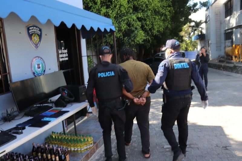 Allanan vivienda en Los Olimpos y arrestan a un hombre vinculado a fraude digital en Santo Domingo Oeste
