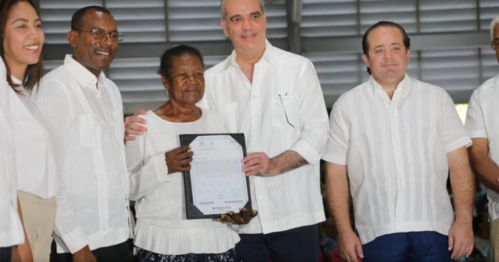 Claves: Abinader encabeza entrega de 1,500 certificados en Nuevo Domingo Savio y el Gobierno mantiene abierta la titulación en la zona