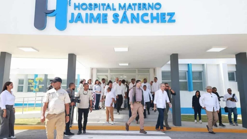 Barahona estrena 15 camas UCI pediátricas y Abinader anuncia más hospitales en el sur