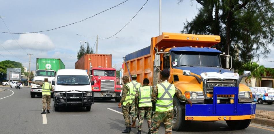 Intrant respalda sacar la carga pesada de las horas pico para aliviar el caos vial