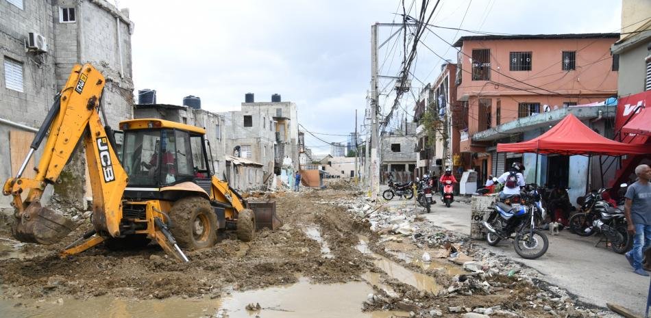 Obra en calle 9 de Los Praditos avanza entre desalojos y quejas por compensaciones pendientes