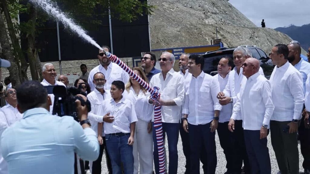 Abinader inaugura acueducto en Ocoa y admite retrasos en obras pendientes durante su visita
