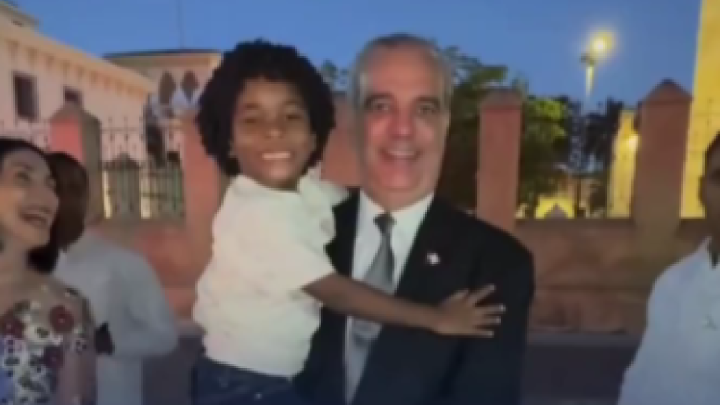 Recorrido de Abinader en la Zona Colonial deja una escena emotiva, mientras persiste el foco en la imagen presidencial: puntos clave