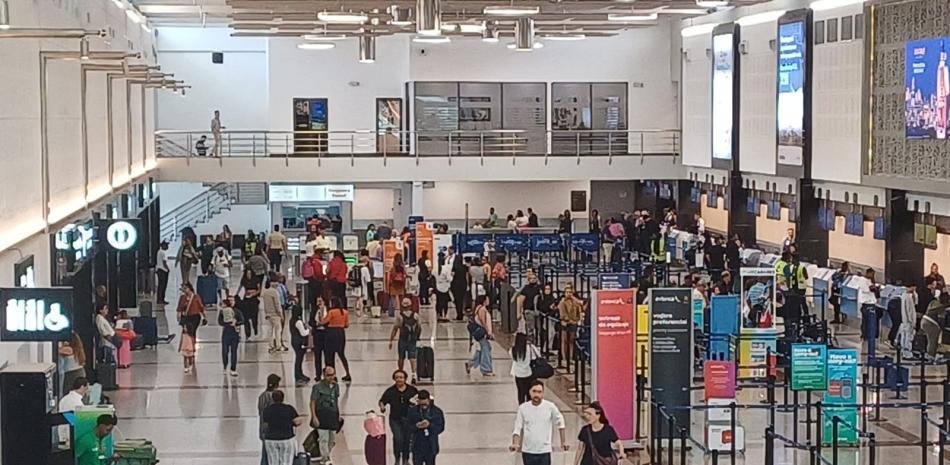Cierre de Spirit Airlines deja a miles de pasajeros varados en el AILA