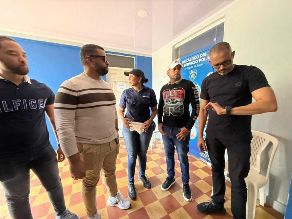 En Cotuí entregan a un hombre señalado por familiares en un homicidio y crecen dudas sobre la actuación policial: puntos clave