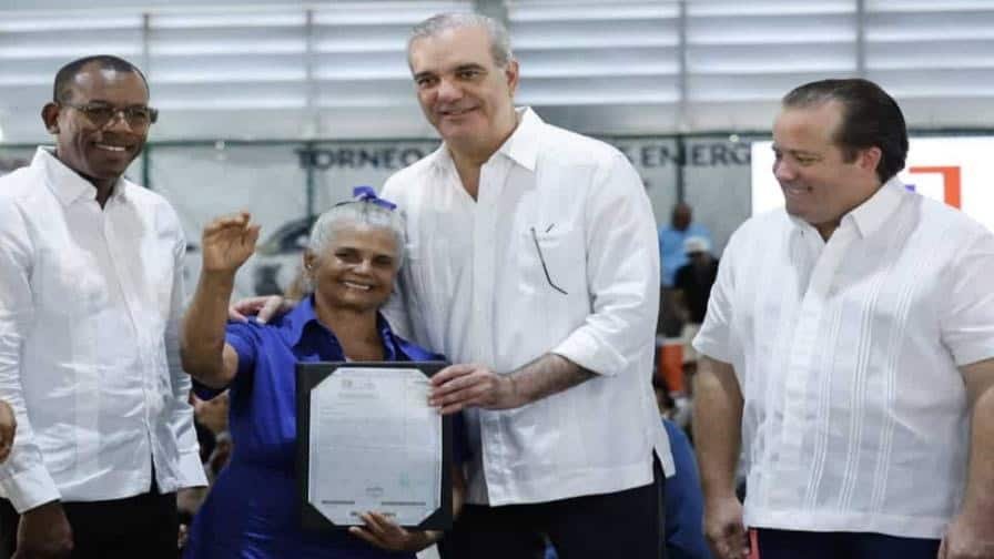 Abinader distribuye 1,500 títulos en Nuevo Domingo Savio y señala que seguían las ventas irregulares de terrenos: puntos clave
