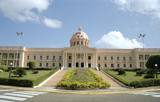 Abinader modifica la vigencia de las licencias para mayores de 65 y ordena aplicar de inmediato el cambio