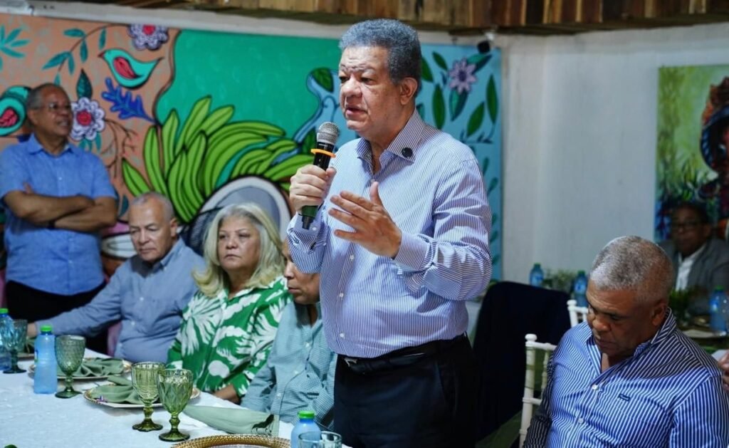 Leonel Fernández denuncia el uso indebido de recursos públicos por parte del PRM en Barahona