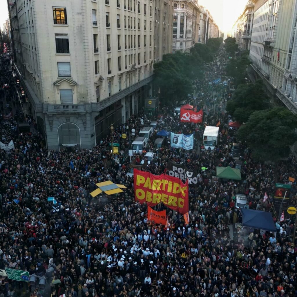Masiva marcha en Argentina vuelve a poner en foco los recortes de Milei a las universidades: puntos clave