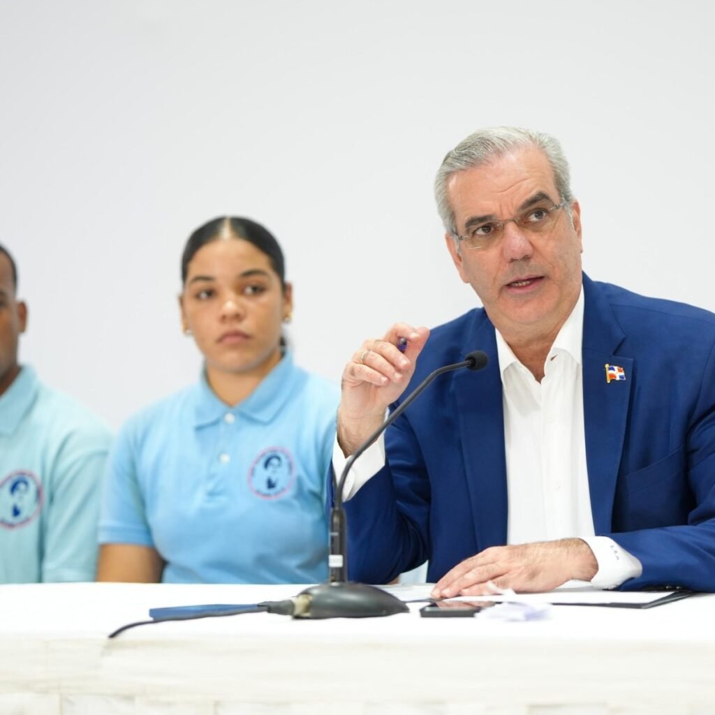 Abinader promete "profesiones del futuro" ante estudiantes mientras afloran reclamos sobre calidad educativa y acceso a tecnología