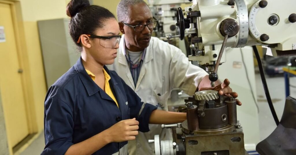 Mercado laboral: más de 187 mil egresados del INFOTEP, pero ¿dónde están los resultados reales?