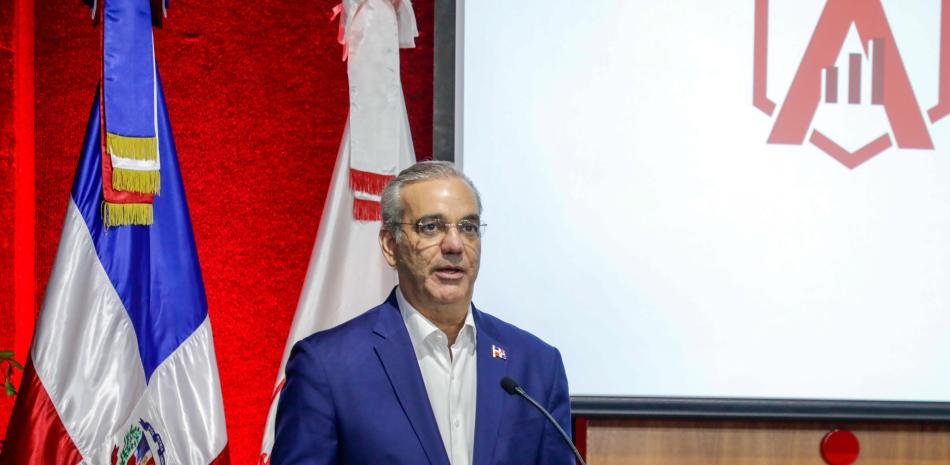 Abinader sostiene que la pobreza monetaria bajó a 15.3 % y no identifica el informe que lo respalda