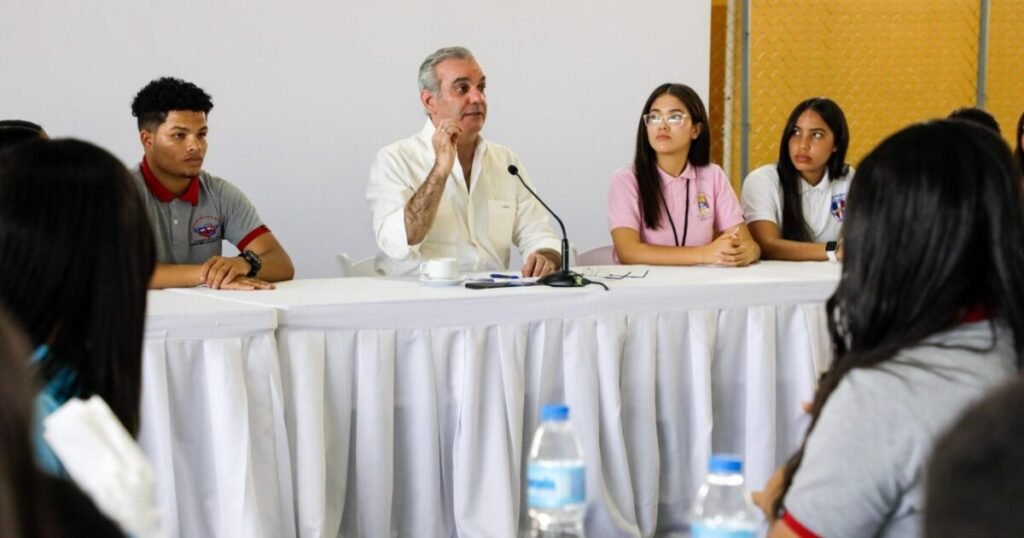 Abinader reúne a 350 estudiantes en Ocoa en un acto centrado en destacar obras oficiales