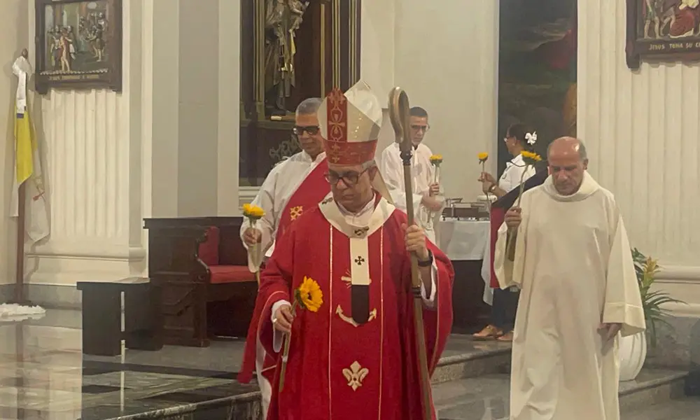 Arzobispo de Santiago alerta sobre acuerdo migratorio y reclama explicaciones claras al Gobierno