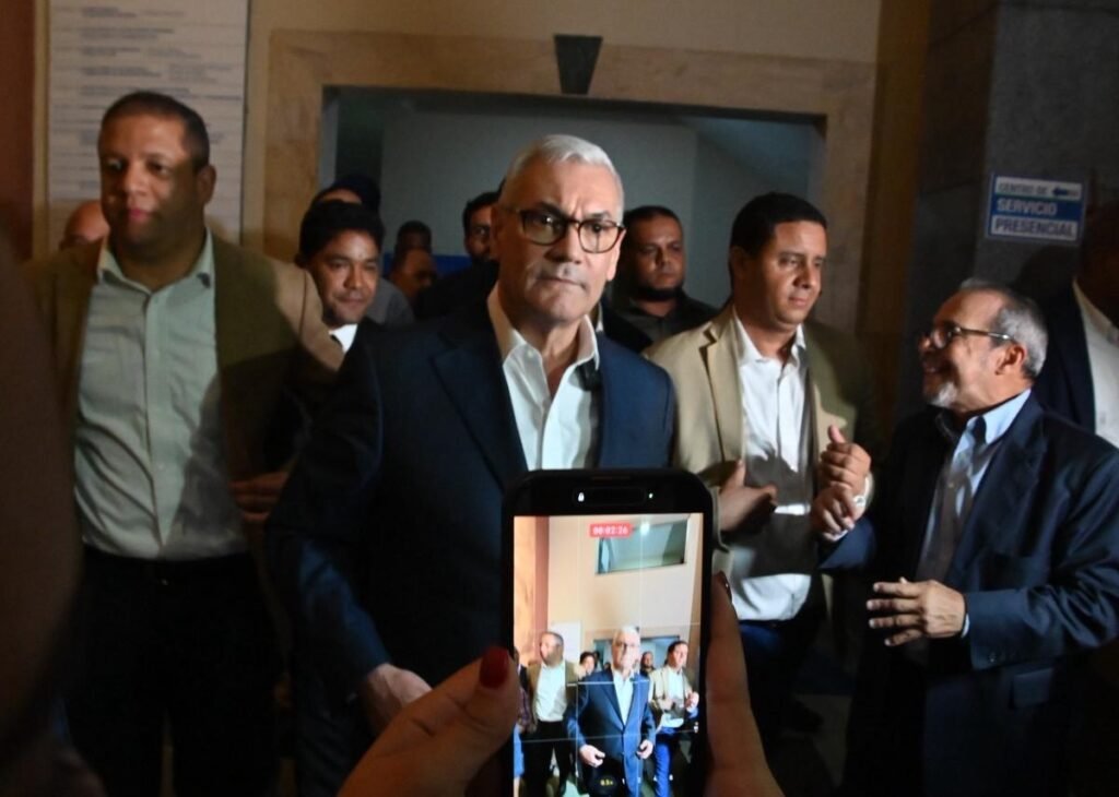 Gonzalo Castillo anuncia que irá por la Presidencia en 2028 tras recibir auto de no ha lugar