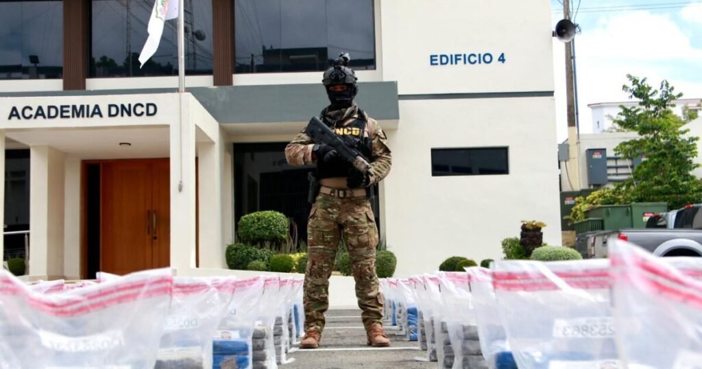 Incautan 978 paquetes de presunta cocaína frente a Santo Domingo y reabren alerta sobre el paso de cargamentos por aguas dominicanas