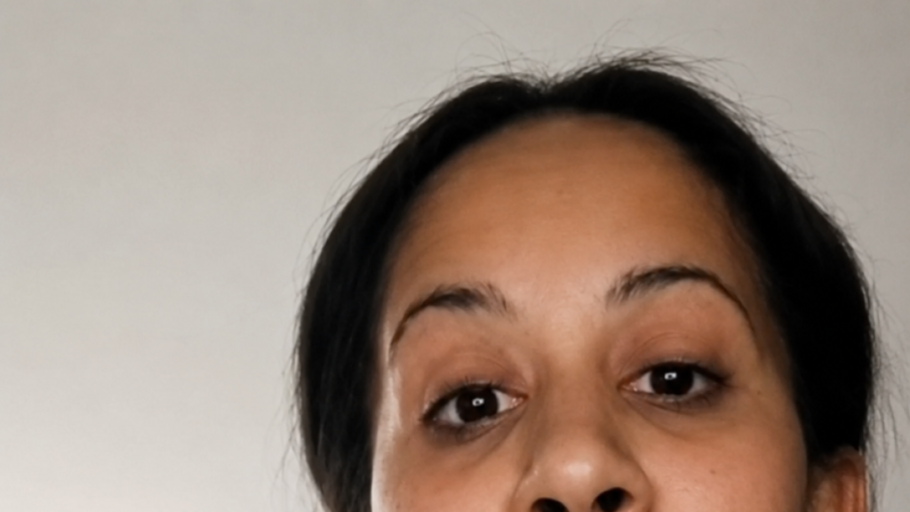 Desde España, Sara emprende la búsqueda de su familia biológica en Constanza