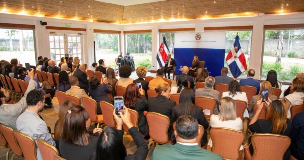Abinader combina agenda oficial y encuentro con dominicanos en Costa Rica: puntos clave