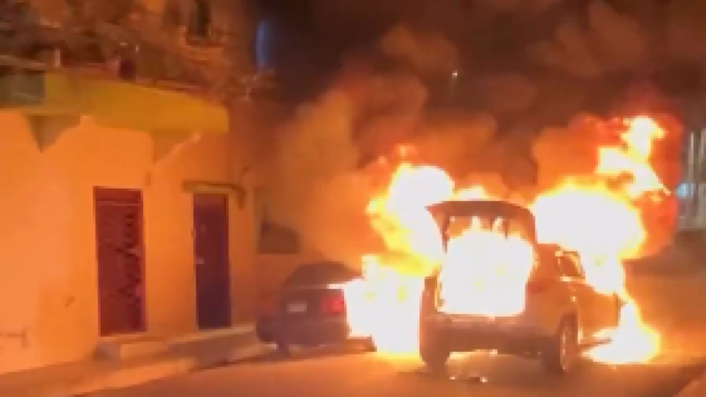 Sigue bajo investigación el incendio de dos vehículos en la Zona Colonial: puntos clave