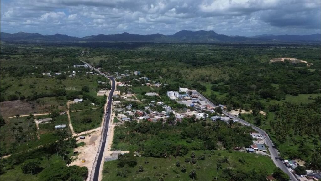 Desvío de La Ceiba avanza a su etapa final de asfalto tras más de 20 años de reclamos en La Altagracia