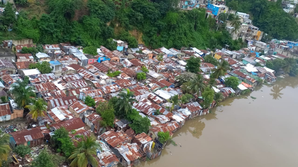 Alertan que falta de política de reciclaje agrava crisis del Ozama e inundaciones en Santo Domingo