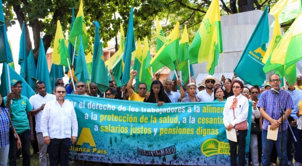 Frente Amplio y Alianza País exigen derechos laborales en homenaje a Mauricio Báez