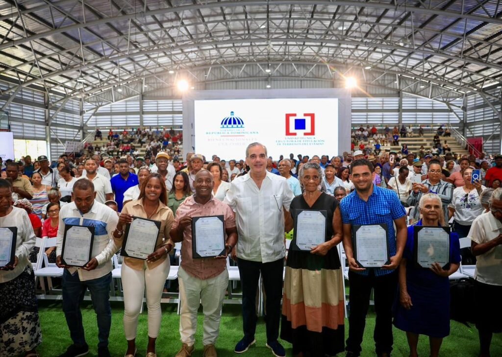 Abinader encabeza entrega de 1,500 títulos en Nuevo Domingo Savio y admite que el proceso sigue pendiente: puntos clave