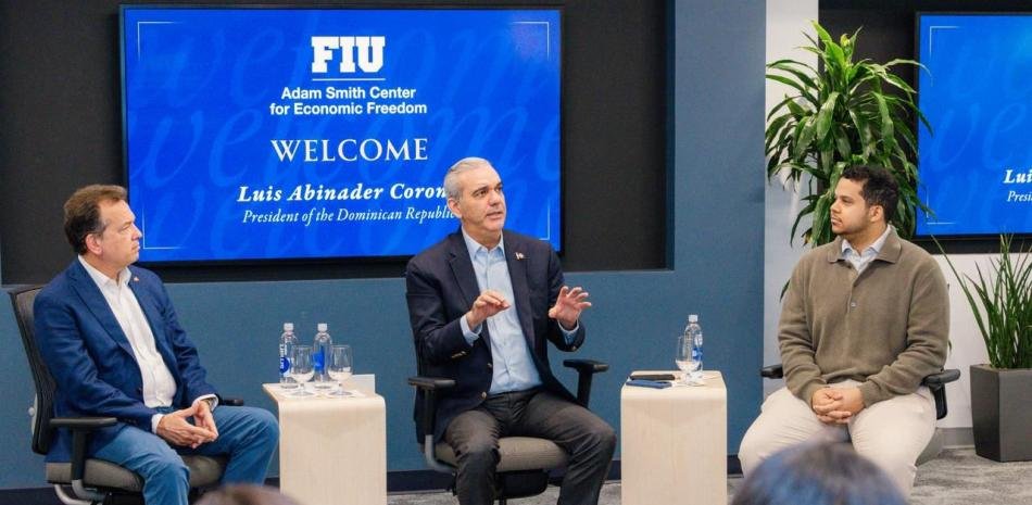 Abinader dialoga con estudiantes dominicanos de FIU sobre liderazgo, democracia y desafíos regionales