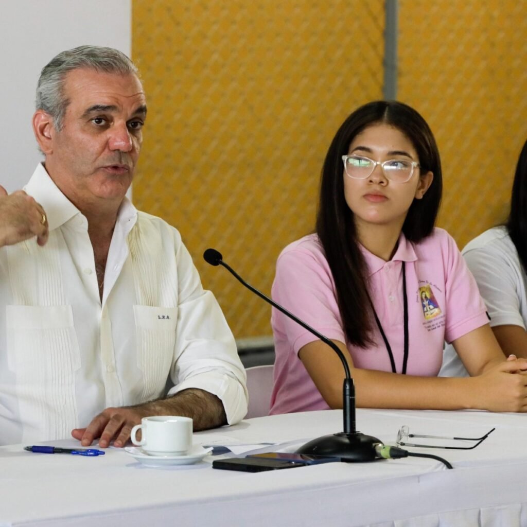 Abinader reconoce en Ocoa vacantes educativas sin cubrir y pone en estudio una extensión de la UASD