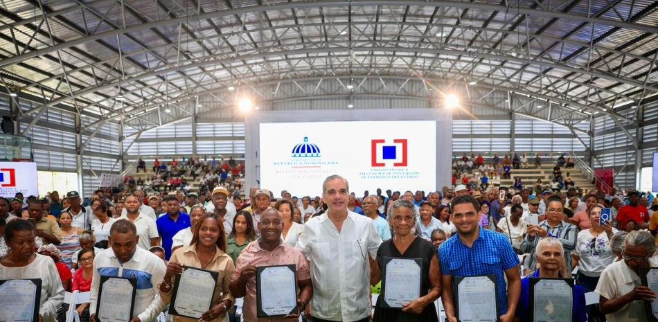 Abinader desarrolla jornada de títulos, techados y remozamientos en el Gran Santo Domingo: puntos clave
