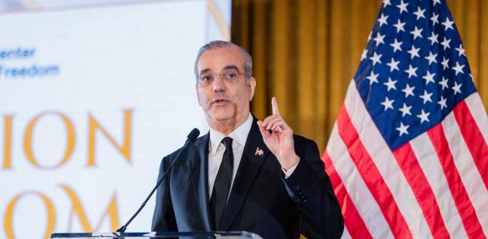 Abinader advierte sobre las libertades democráticas y destaca su gestión en reconocimiento de FIU