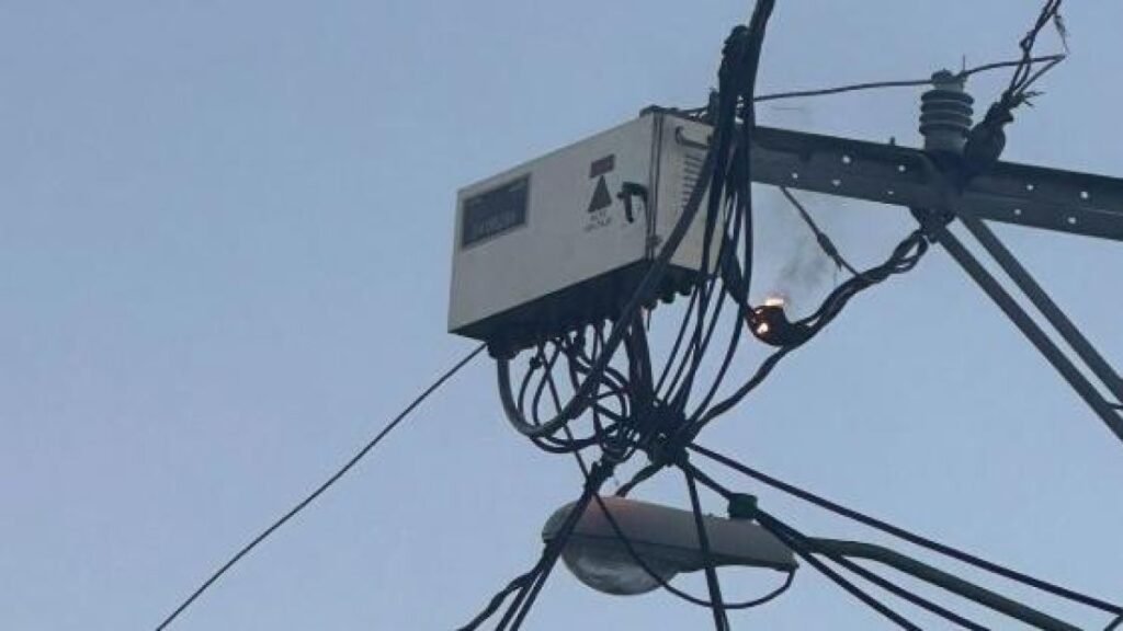 Más de 24 horas sin luz en Enriquillo exponen falta de respuesta de Edeeste ante denuncia vecinal