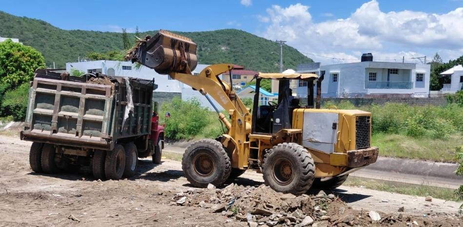 La Alcaldía de Baní enfrenta un problema de basura en el canal Marcos A. Cabral