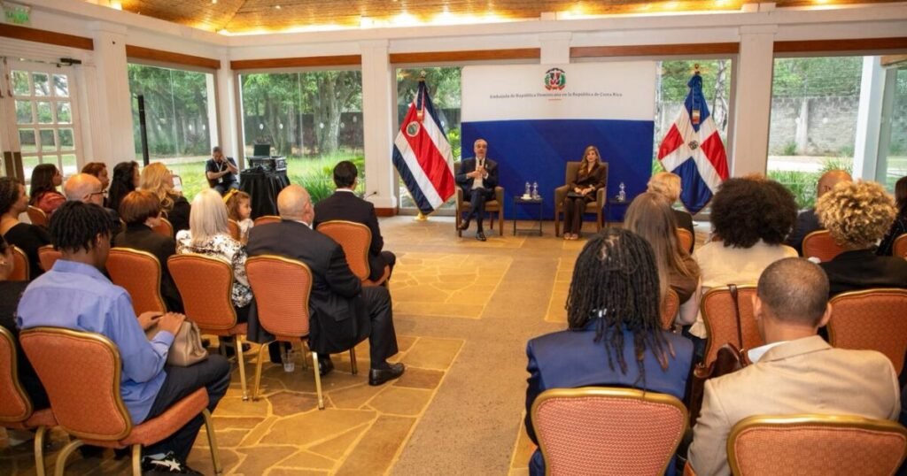 Abinader se reúne en Costa Rica con dominicanos de la diáspora y vuelve a defender su gestión: puntos clave