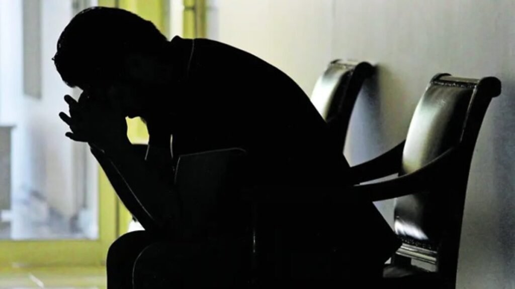 Reaparecen las líneas de ayuda en medio de casos de violencia y suicidio que conmueven al país