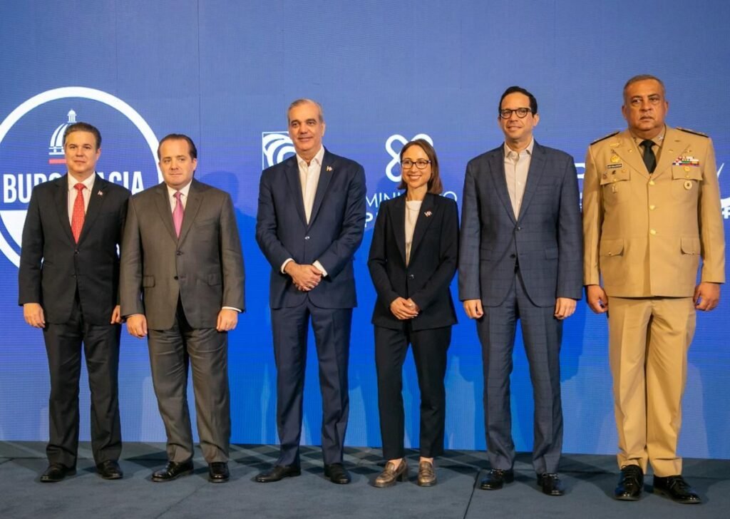 Abinader pone en marcha el permiso digital para menores y reaviva la discusión sobre la deuda estatal con los trámites