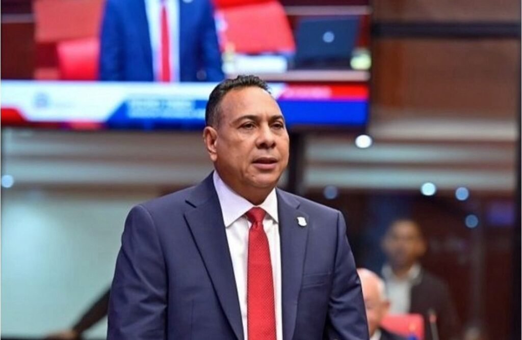 Pedro Tineo advierte acciones legales por obras pagadas y aún sin iniciar en Monte Plata: puntos clave