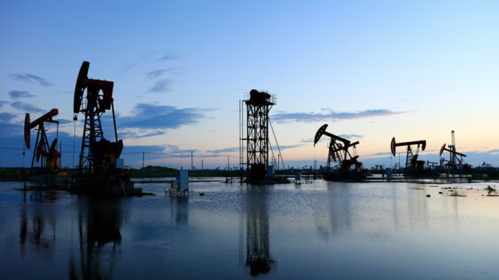 Petróleo de Texas cierra a $105.07 dólares el barril, evidenciando la volatilidad del mercado