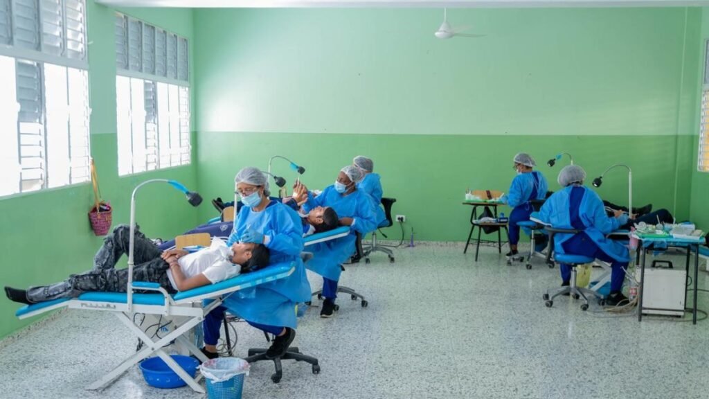 Más de 650 alumnos reciben atenciones en La Vega y se refuerza el llamado a cuidar la salud escolar